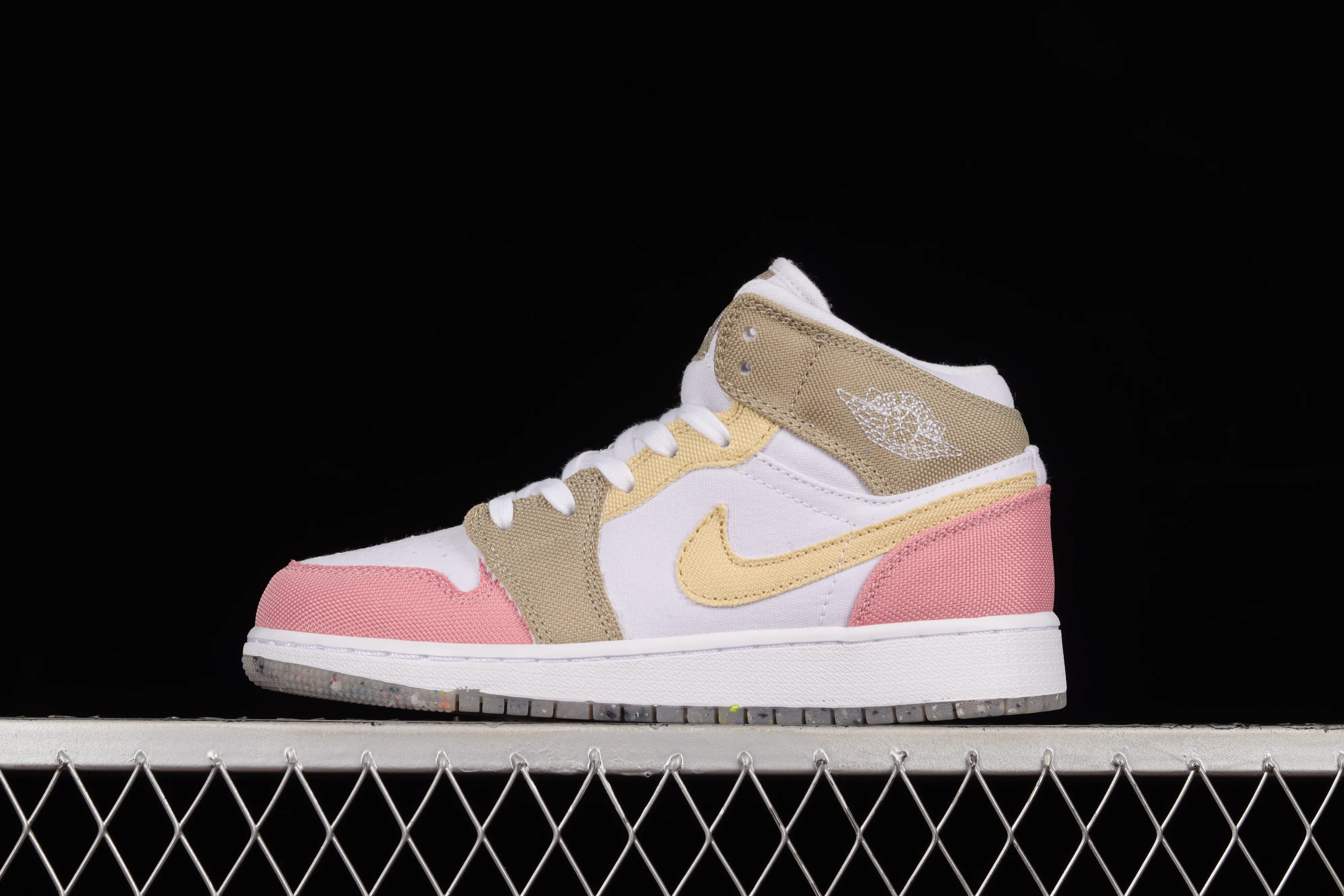 All categories Air Jordan Jordan series basketball shoes Air Jordan 1 Mid G version pure original Air Jordan 1 Mid AJ1 candy powder Zhongbang basketball shoes DJ0338-100